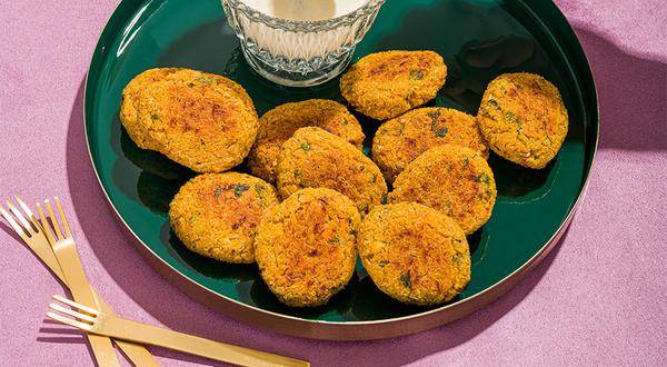 Croquettes de crabe, quinoa et patates douces, trempette à la crème sure et à l’orange